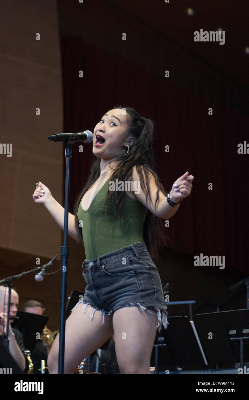 Chicago, IL, USA. 12 Aug, 2019. Trotz der Berichte von schweren Stürmen, eine riesige Menschenmenge in Millennium Park, Chicago versammelt der freien Broadway in Chicago Konzert am 12. August 2019 zu sehen. Die Lead Sänger aus 13 Musicals begeistern das Publikum mit ihren Auftritten. ABC-TV-Reporter Janet Davies und Teatro Zinzanni Frank Ferrante waren die MCs für dieses Ereignis. Die Show in der Vorschau einige der zeigt nach Chicago kommen einschließlich gefrorener, Jesus Christ Superstar, Mean Girls und Donna Summer Musical. Bild: Andrea Macasset von Sechs. Credit: Karen I. Hirsch/ZUMA Draht/Alamy leben Nachrichten Stockfoto