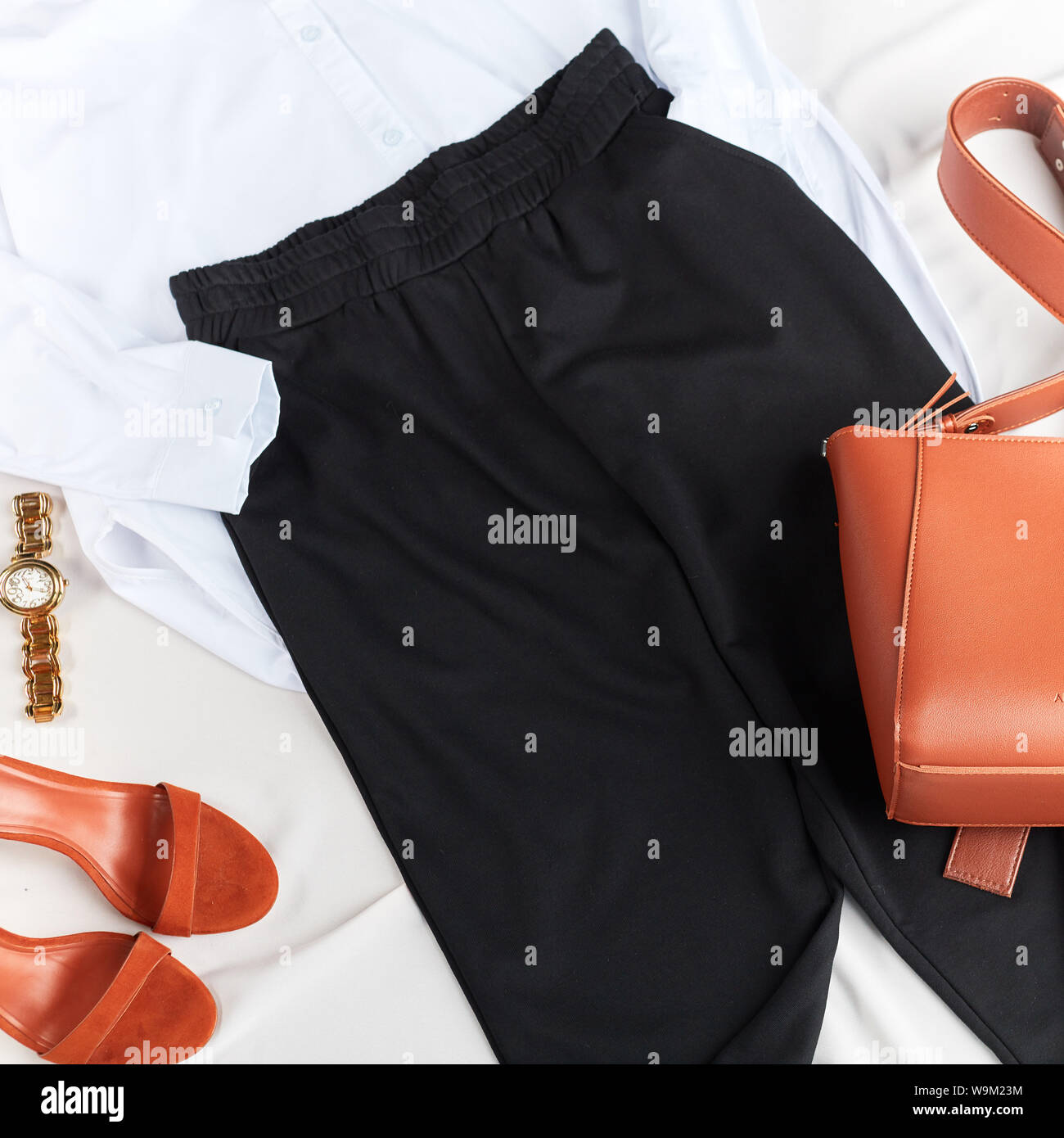 Schwarz elegante Hose für business meeting, Tasche, Schuhe, Sandalen, Watch lyng in der Nähe der Kleidung. nach oben Anzeigen 7/8-Foto Stockfoto