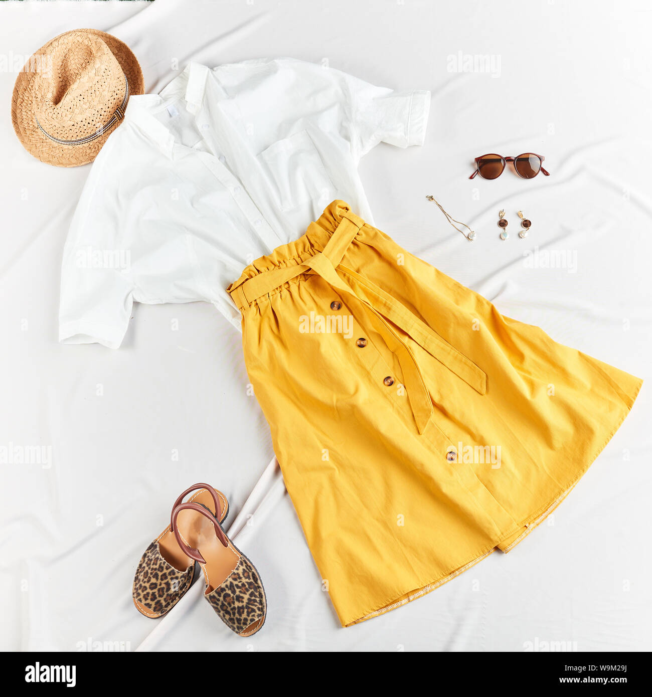 Komfortable weibliche Kleidung für Sommerurlaub. Ansicht von oben. , Mode,  Verkauf Business Stockfotografie - Alamy