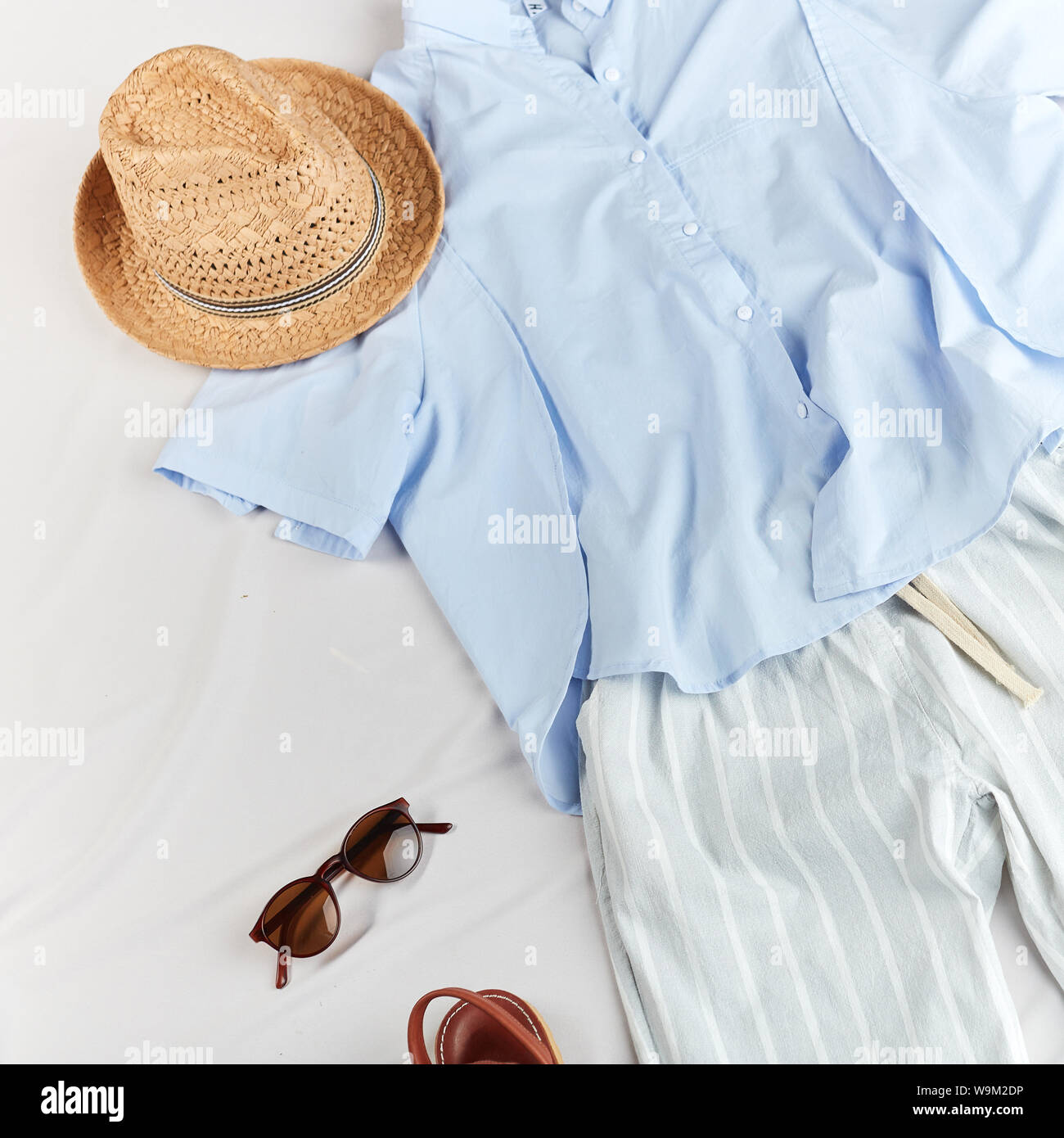 Unordentliche Bett in der weiblichen Schlafzimmer. Mädchen Kleidung für den Urlaub vorbereiten Stockfoto
