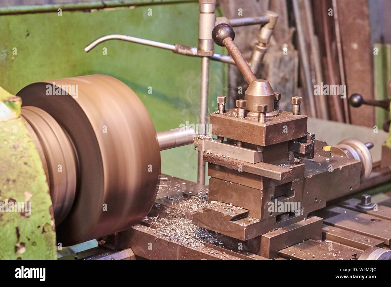 Ein Stück Metall eingeschaltet wird ein colchester student Metall Drehbank in einer Farm workshop Stockfoto