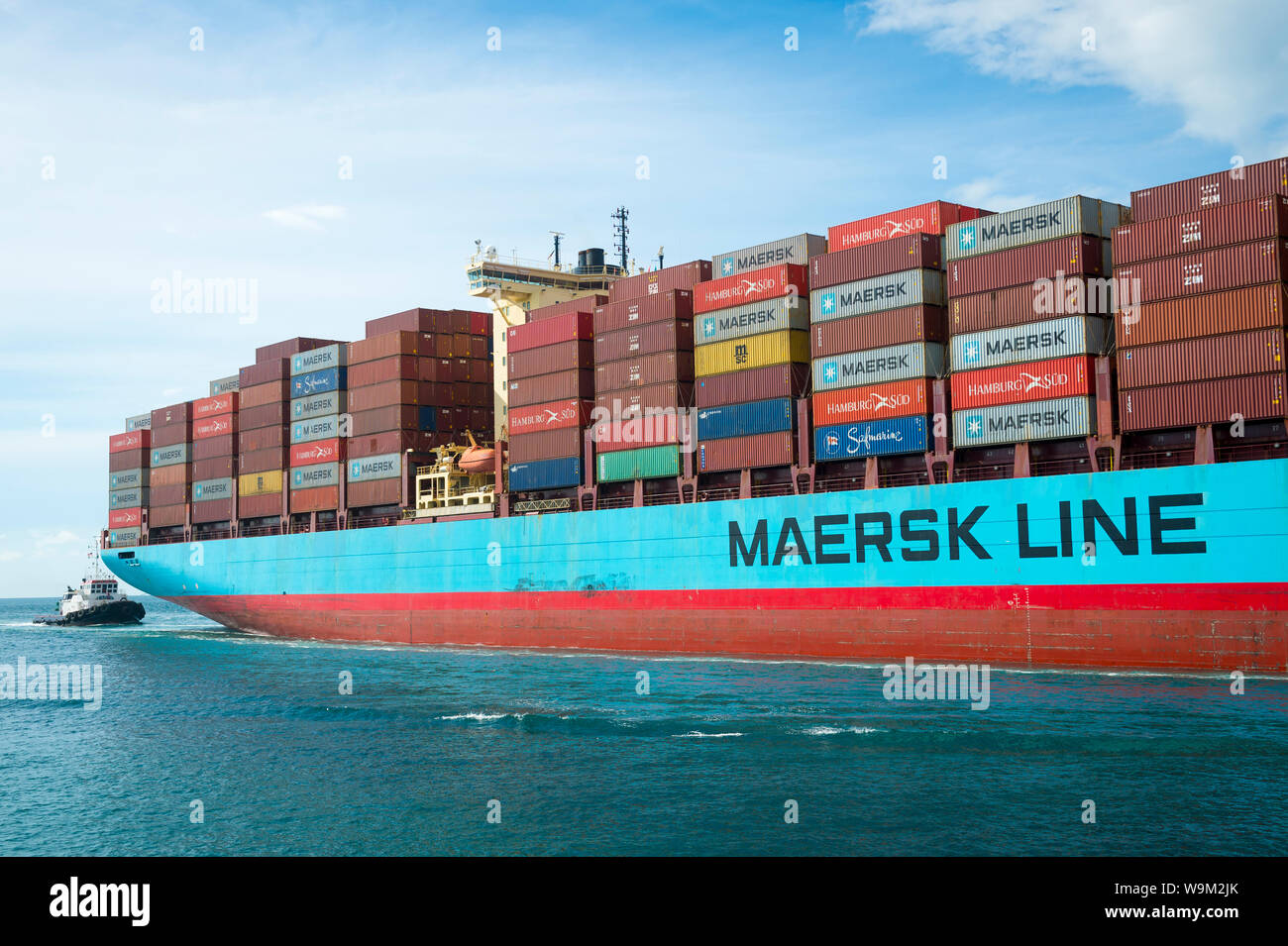 MIAMI - August 12, 2019: Ein Maersk Container schiff fährt durch die Regierung, wie es kommt an PortMiami, einer der größten cargo Häfen in den USA. Stockfoto