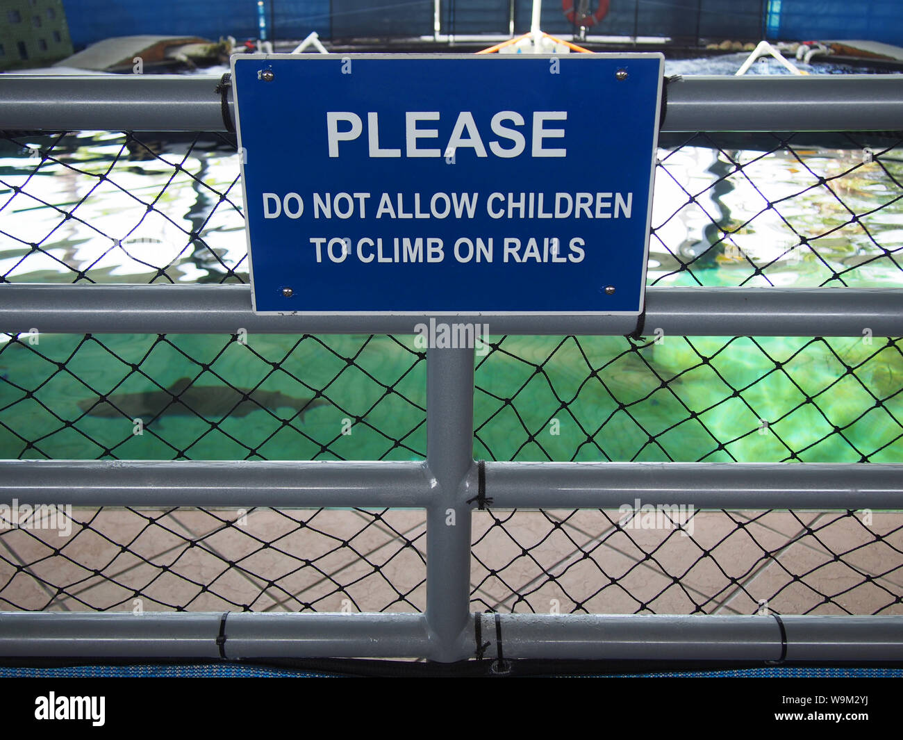 Warnung Schild über shark Tank bei Mote Aquarium, Florida, USA, 6. April 2019, © katharine Andriotis Stockfoto