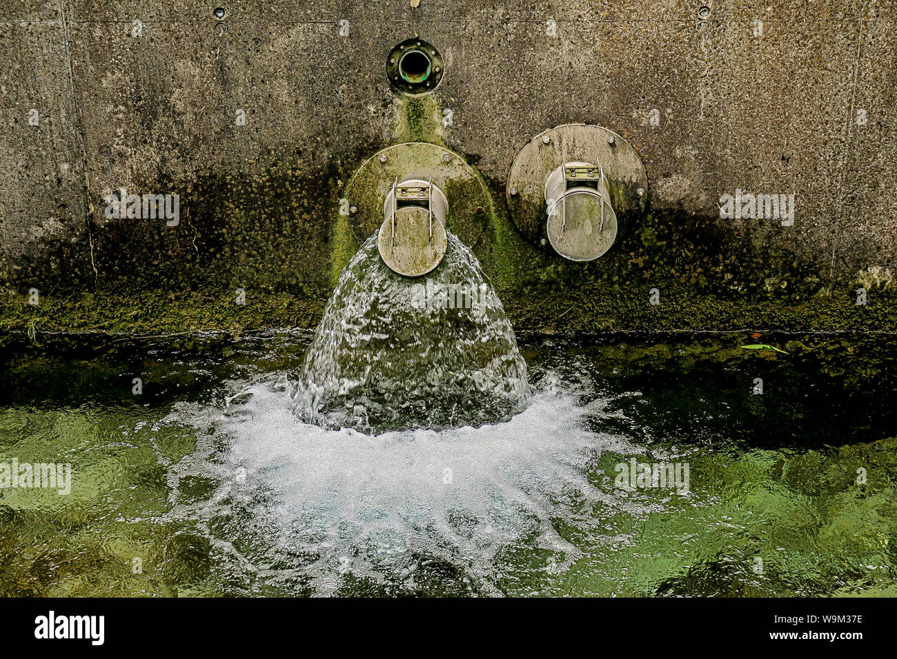 Rohre mit fließendem Wasser Stockfoto