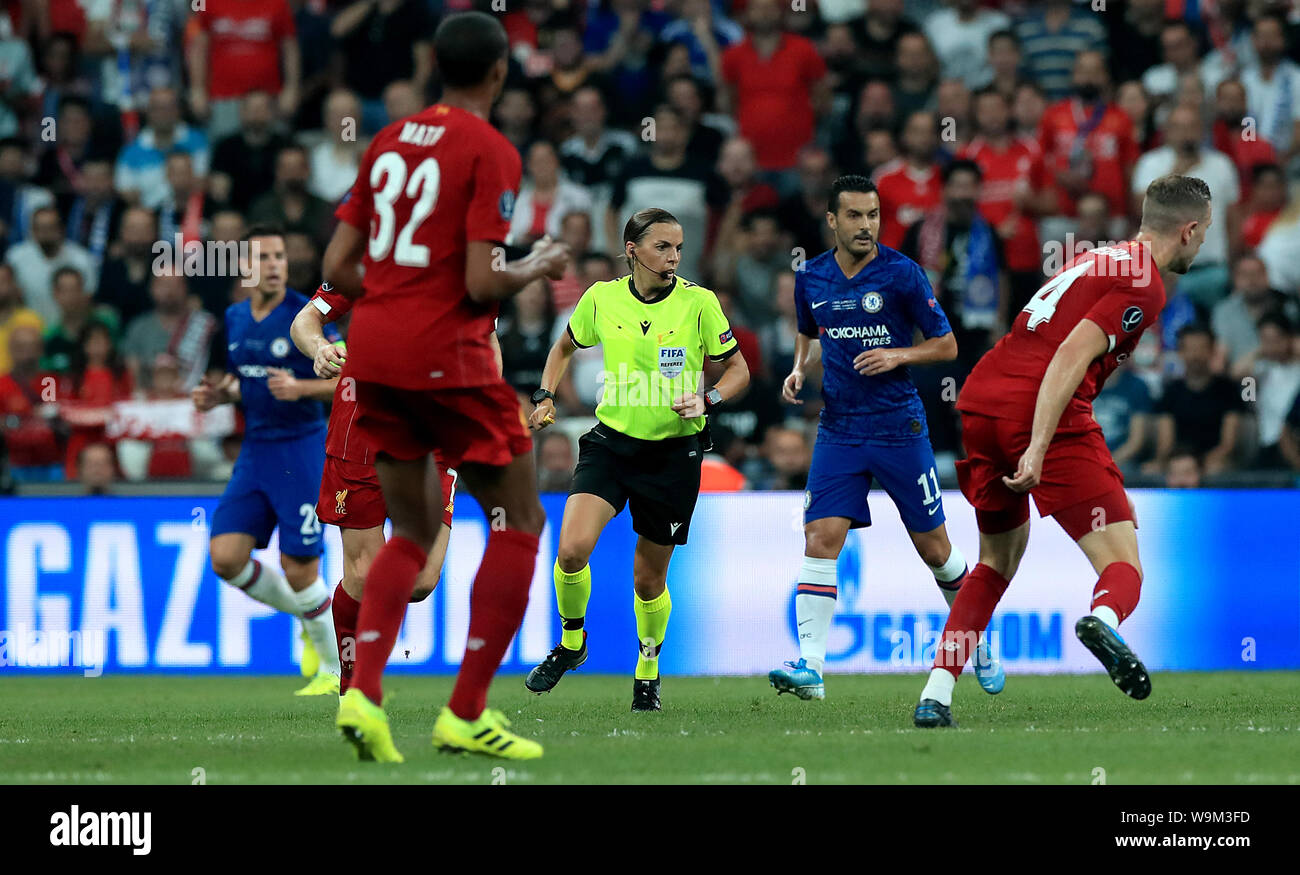 Gleichreferent Stephanie Frappart (Mitte) in Aktion während der UEFA Super Cup Finale bei Besiktas, Istanbul. Stockfoto