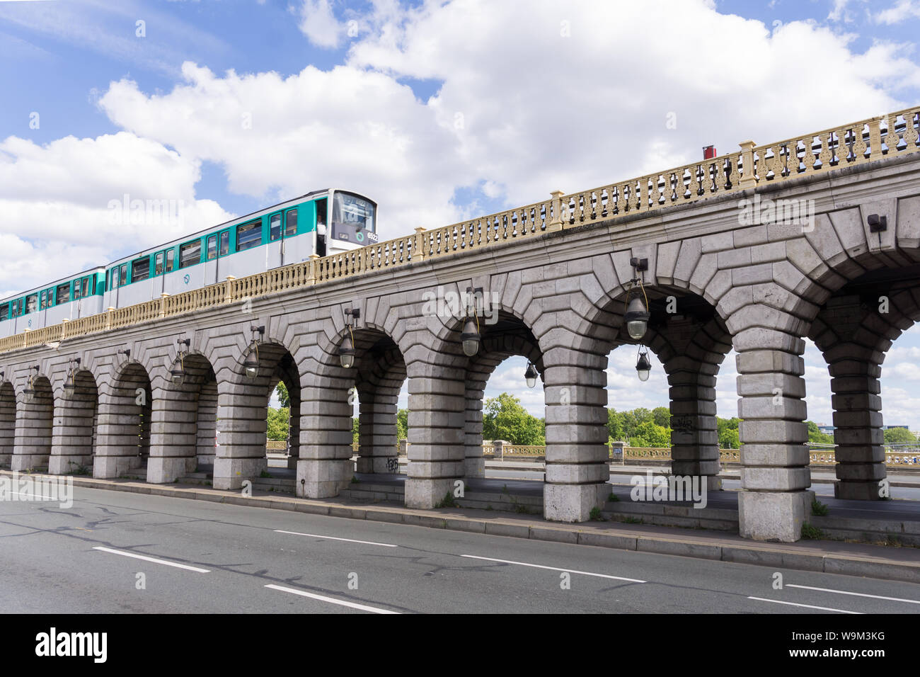 Paris Pont du Bercy - Paris Metro 6 Reiten auf der Pont du Bercy, die links der 12. und 13. Arrondissements. Frankreich, Europa. Stockfoto