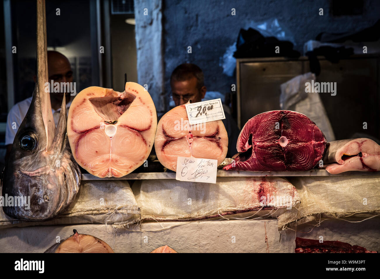 Stücke von Schwertfisch und Thunfisch im La Pescheria. Catania, Sizilien, Italien Stockfoto