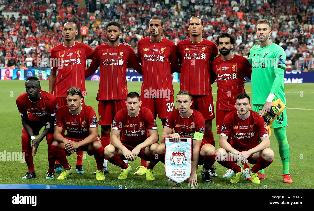 Liverpools Fabinho (hinten von links nach rechts), Joe Gomez, Joel Matip, Virgil van Dijk, Mohamed Salah, Adrian, sadio Mähne (vorne von links nach rechts), Alex Oxlade-Chamberlain, James Milner, Jordanien Henderson und Andrew Robertson für ein Foto posieren vor dem Kick-off in den UEFA Super Cup Finale bei Besiktas, Istanbul. Stockfoto