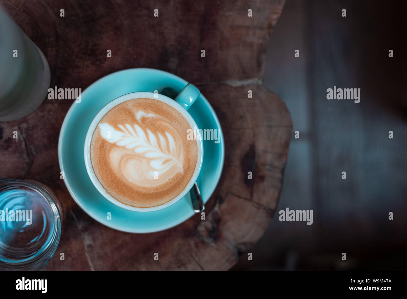 Tasse eingerichtet Kaffee auf einem Holztisch Stockfoto