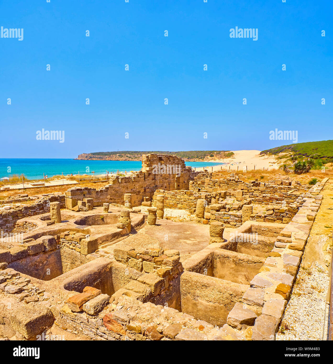 Garum Sauce und Salzen Fabriken von Baelo Claudia Archäologische Stätte, mit dem Strand von Bolonia im Hintergrund. Tarifa, Cadiz. Andalusien, Spanien. Stockfoto