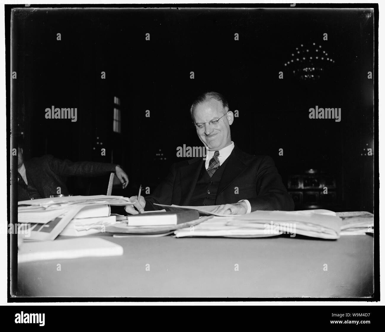 Angezeigt wird, bevor sie stirbt Unamerikanische Ausschuss. Washington, D.C., 7. Dr. J.D. Matthews, ehemalige "Mitreisenden" in der Kommunistischen Einheitsfront, der zu den stirbt Untersuchungsausschuss un-amerikanischen Aktivitäten, Earl Browder, gesucht, vom Staat Abt. "diplomatischen Immunität' für Fonds hier aus sowjetischen Russland geschickt zu bekommen, 6/29/38 Stockfoto