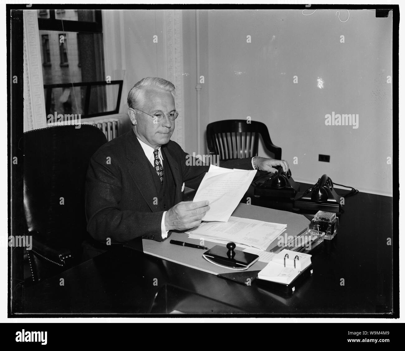 Ernannt Whirlpool thumper für Uncle Sam. Washington, D.C., Sept. 6. Ben M. Cherrington, der Universität von Denver, hat gerade genannt worden, Leiter einer neuen Abteilung im Außenministerium nur durch Staatssekretär Rumpf gegründet, das als Abteilung der kulturellen Beziehungen bekannt sein. Die neue Division, lang erwartete, wurde als ein Schritt, der von der US-Regierung amerikanische Propaganda im Ausland in gleicher Weise zu verbreiten, dass zahlreiche europäische Regierungen, die jetzt ihren jeweiligen Propaganda verbreitet sind in der ganzen Welt durch Radiosendungen, nationale Literatur, Poster und lectur gekennzeichnet Stockfoto