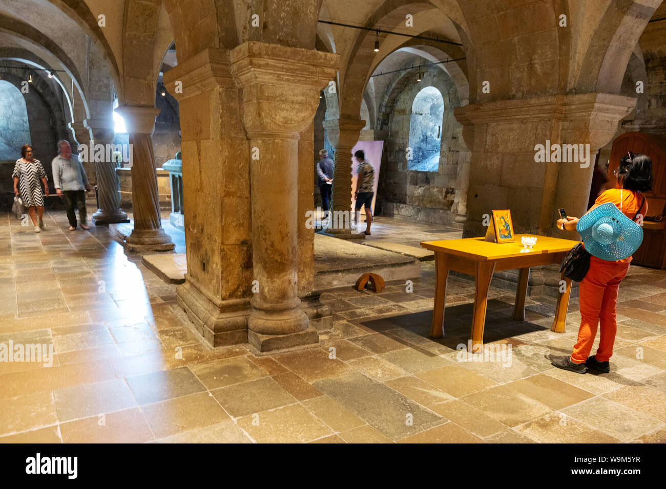 Touristen in der Kathedrale von Lund Krypta, eine mittelalterliche Krypta aus dem 12. Jahrhundert, Lund Schweden Skandinavien Europa Stockfoto