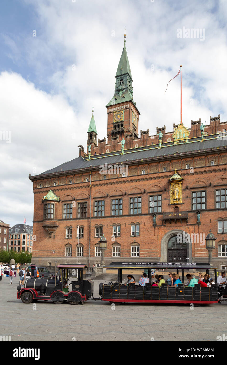 Dänemark Tourismus - Touristen gehen auf eine Touristische Zugfahrt Sightseeing rund um Kopenhagen; Radhus Square, Kopenhagen, Dänemark, Skandinavien Europa Stockfoto