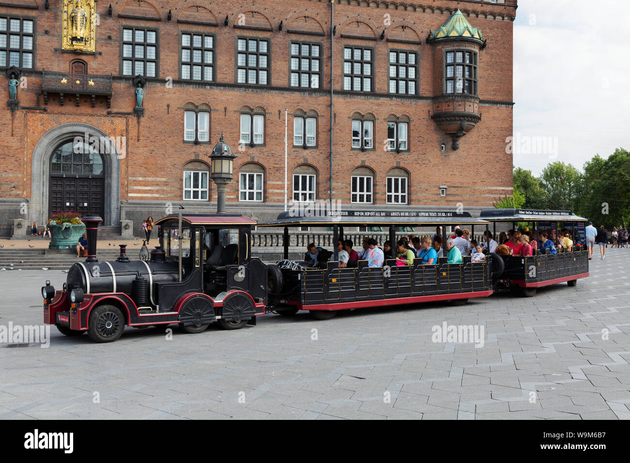 Dänemark Tourismus - Touristen gehen auf eine Touristische Zugfahrt Sightseeing rund um Kopenhagen; Radhus Square, Kopenhagen, Dänemark, Skandinavien Europa Stockfoto