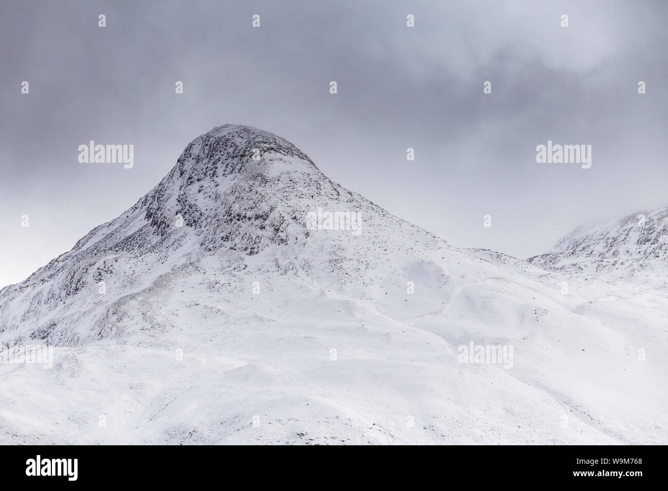 Der Pap von Glencoe in starker Schneefall bedeckt, Scottish Highlands, Großbritannien. Stockfoto