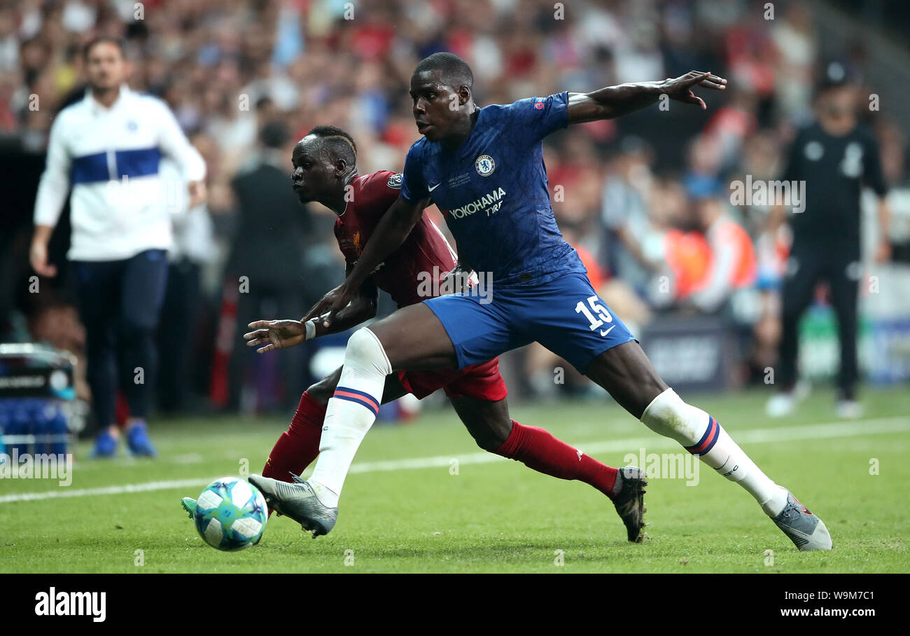 Liverpools Sadio Mähne (links) und Chelsea's Kurt Zouma Kampf um den Ball während der UEFA Super Cup Finale bei Besiktas, Istanbul. Stockfoto