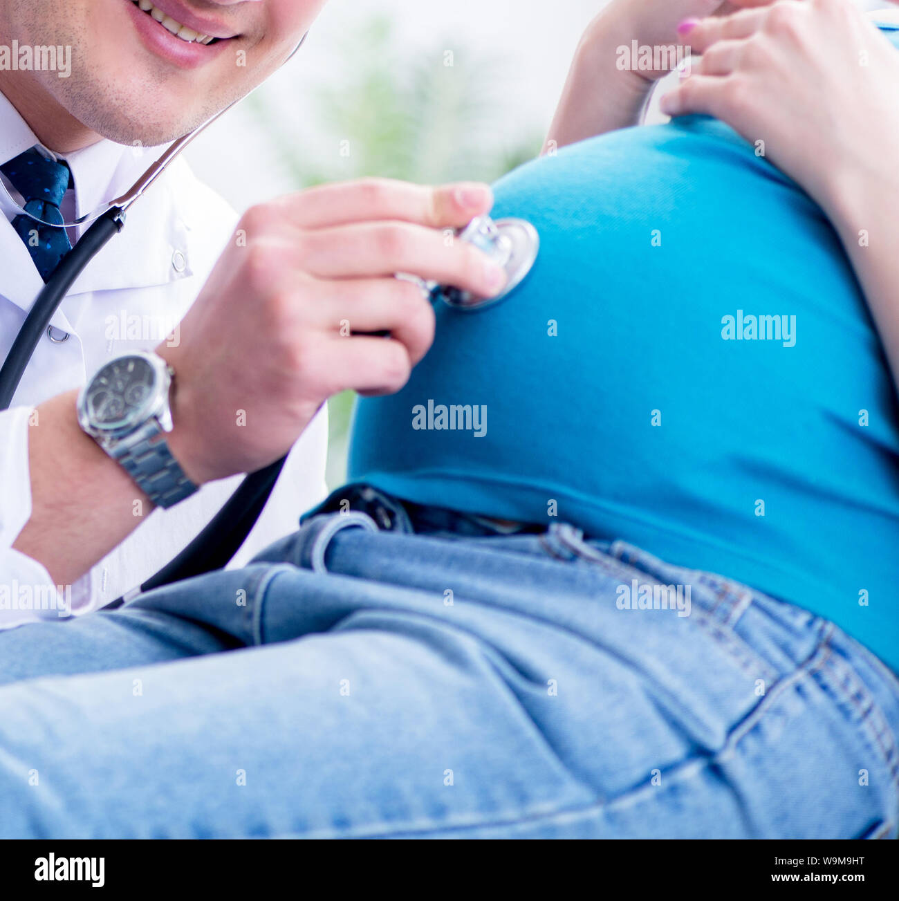 Der Arzt der schwangeren Patientin im Krankenhaus Stockfoto