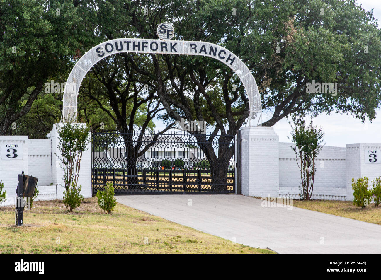 Parker Southfork Ranch in Texas. Wurde als Standort für Ewing Familie in der TV-Serie 'Dallas' verwendet. Blick auf Villa thru Gate. Stockfoto