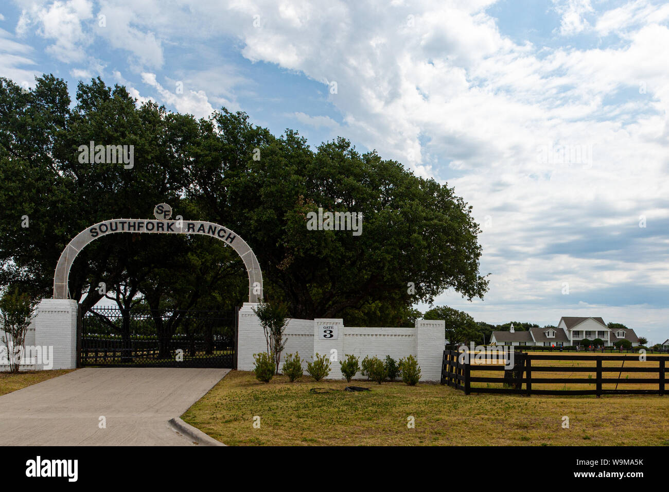 Parker Southfork Ranch in Texas. Wurde als zu Hause Familie Ewing in der TV-Serie 'Dallas' verwendet. Diese Ansicht ist der Mansion und Tor. Stockfoto