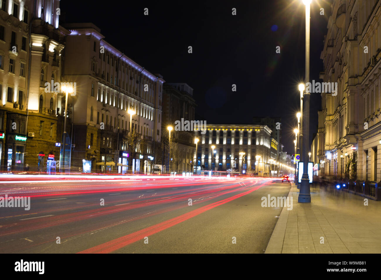 Tverskaya-Straße nach Einbruch der Dunkelheit in Moskau, Russland Stockfoto