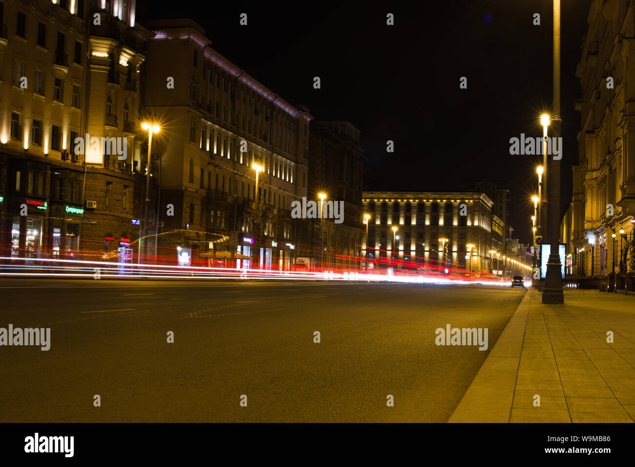 Tverskaya-Straße nach Einbruch der Dunkelheit in Moskau, Russland Stockfoto
