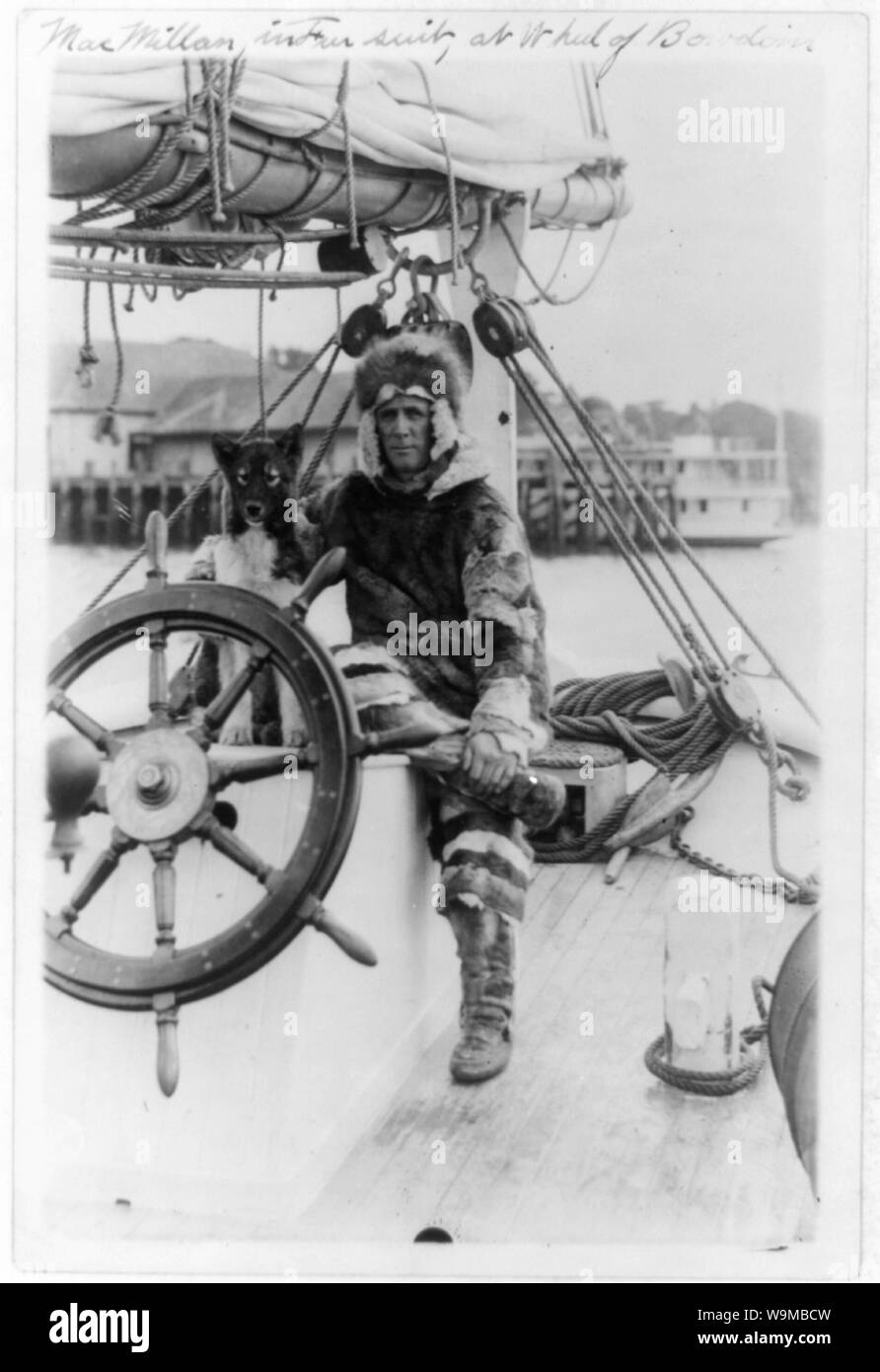 Arctic explorer Donald MacMillan in Fell, am Steuer des Schiffes Bowdoin Stockfoto