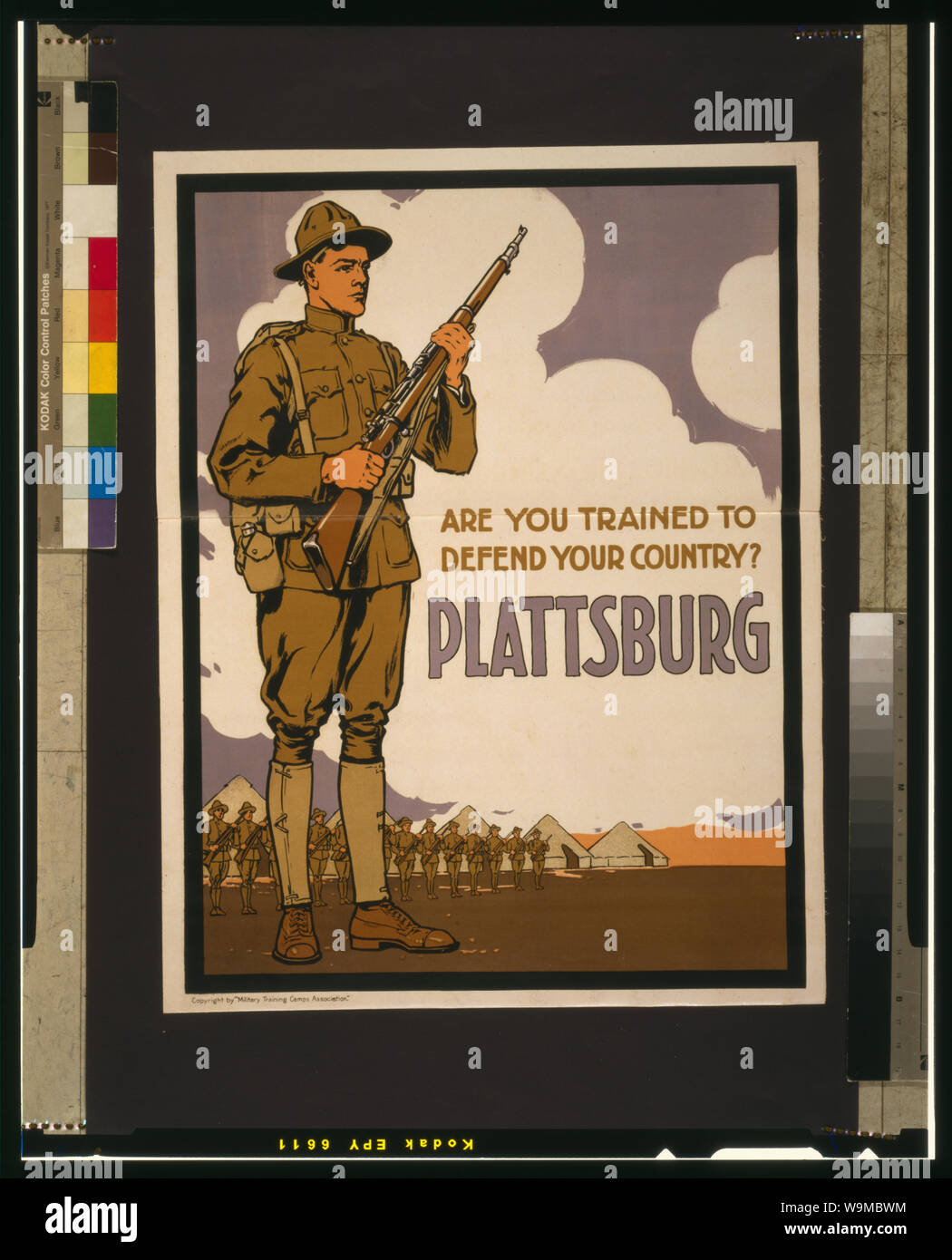 Sind Sie ausgebildete ihr Land Plattsburg [sic] Abstract: Poster, auf dem ein Soldat mit Truppen und Zelte im Hintergrund, vermutlich die Militärische Ausbildungslager in Plattsburgh, New York, zu verteidigen. Stockfoto