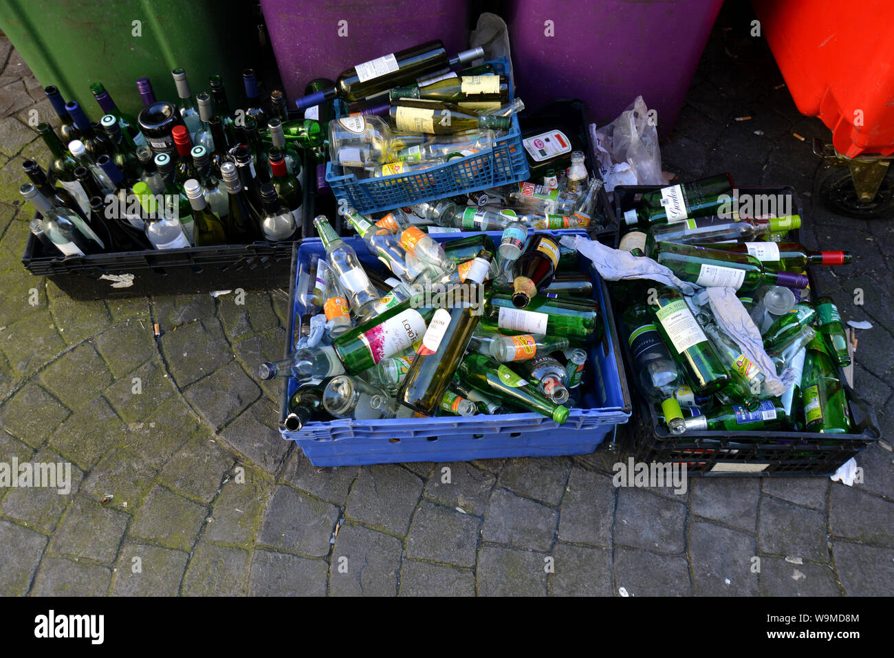 Eine Auswahl von leer Wein und Bier Flaschen dargestellt, die für das Recycling in Brighton, East Sussex, UK. Stockfoto