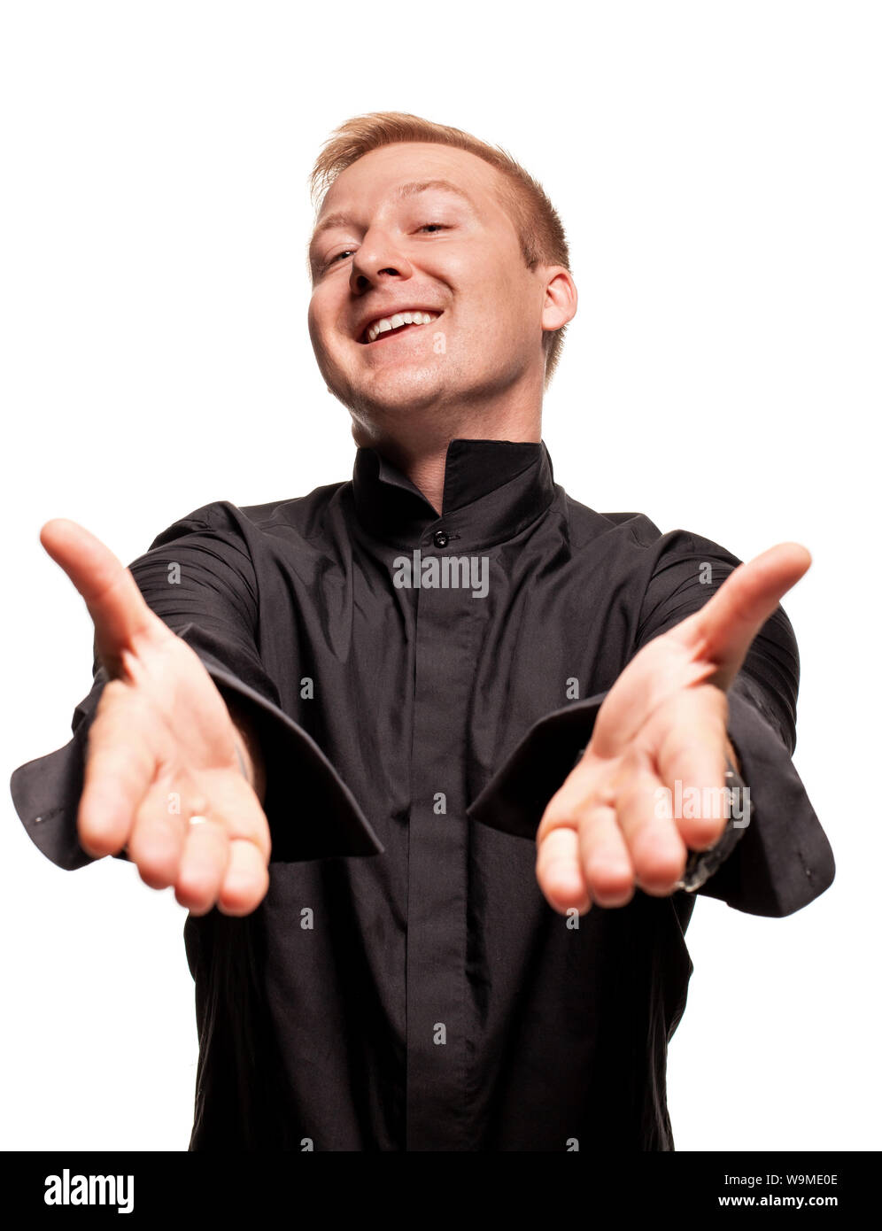 Junge blonde Mann in einem schwarzen T-Shirt, Uhren und Armband ist Gesichter machen, auf weißem Hintergrund Stockfoto