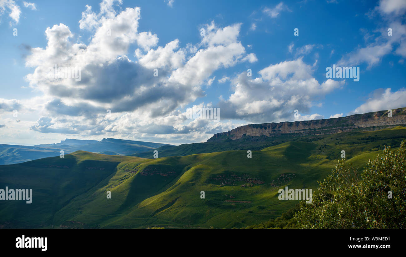 Grüne Tal und felsigen Grat unter einem bewölkten Himmel. Nordkaukasus Russland Stockfoto