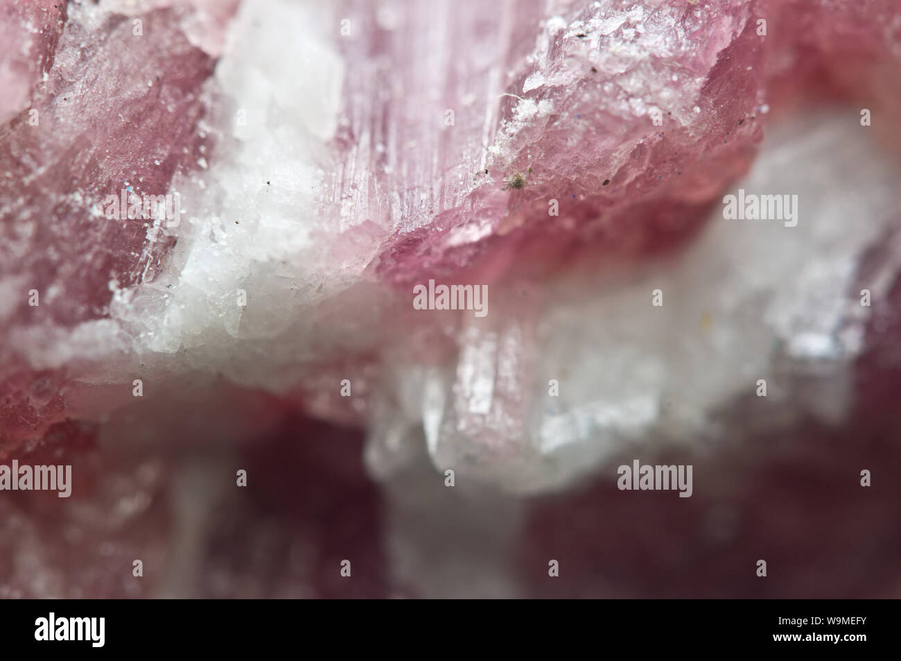 Rosa Hintergrund aus der Natur Kristalle, Rhodochrosit, mangancarbonat Mineral. Makro Stockfoto