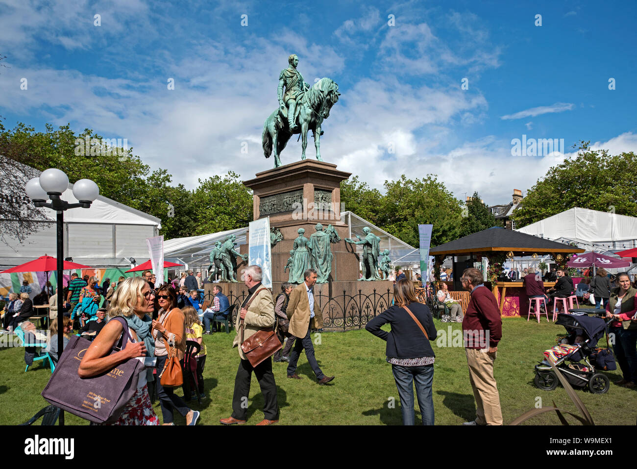 Besucher auf dem Edinburgh Book Festival genießen Sie den Sonnenschein in Charlotte Square. Stockfoto