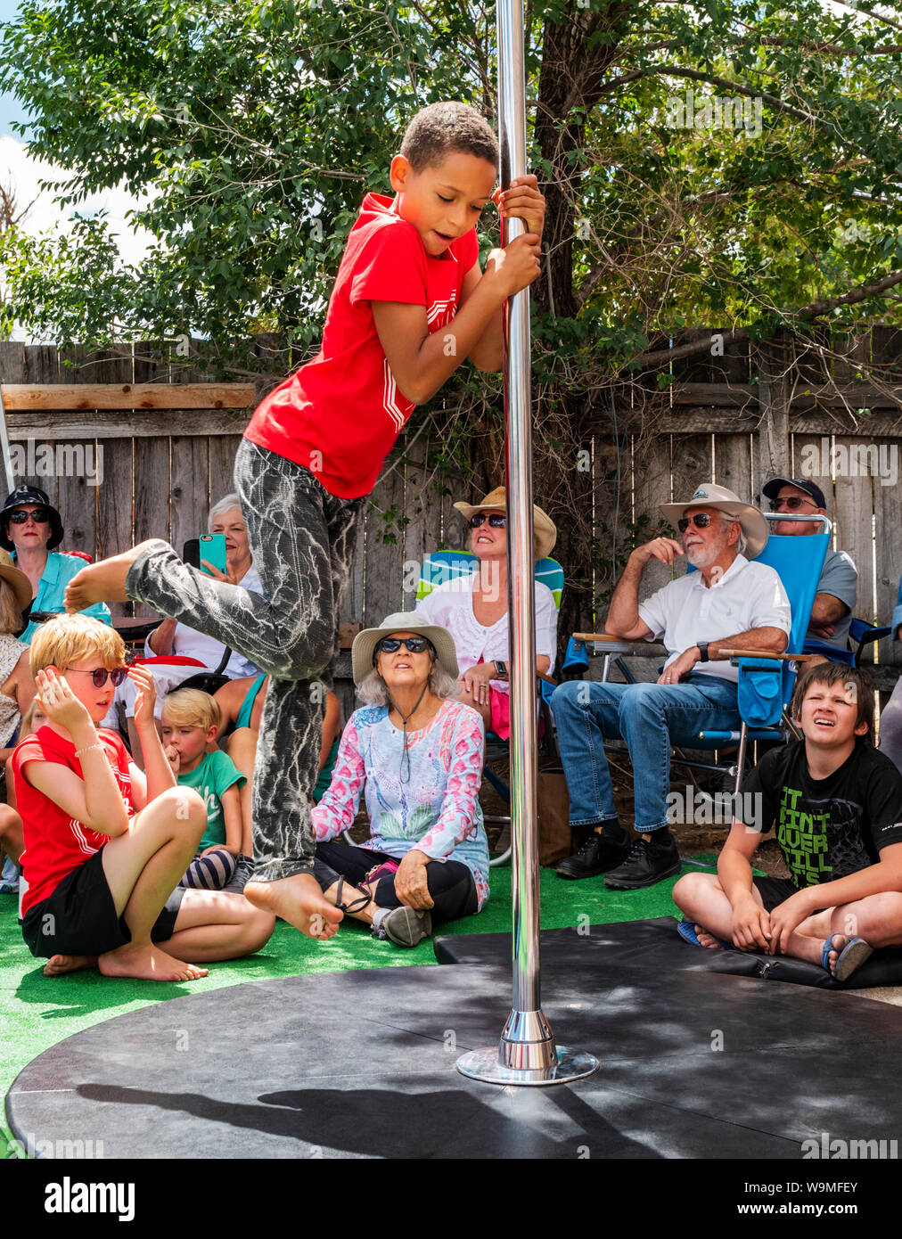 African American Boy performing Pol handeln; Salida Circus Sommer Camp finale; Salida, Colorado, USA Stockfoto