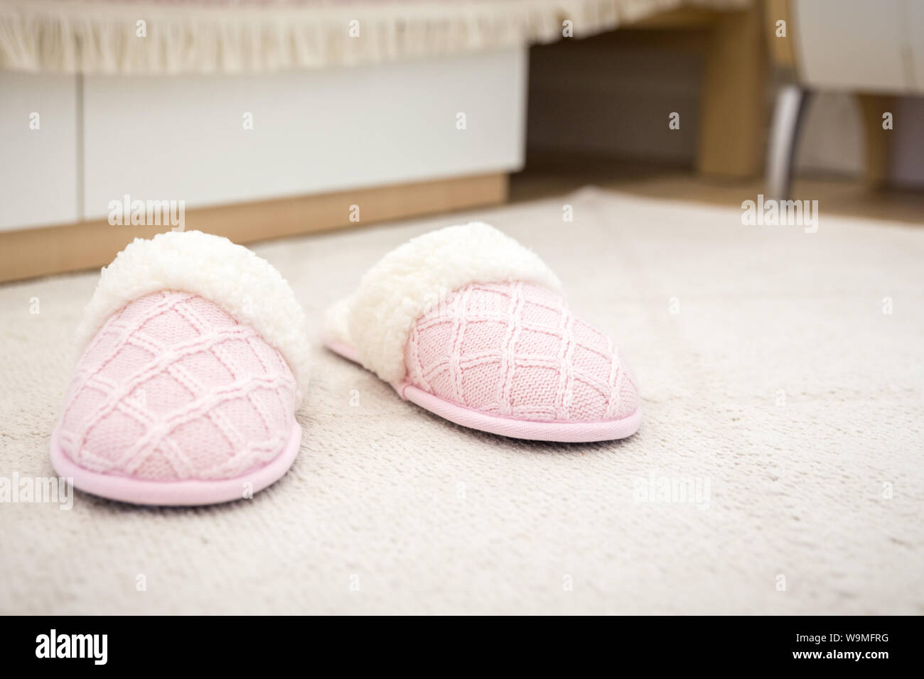 Frau Haus Pantoffel auf dem Boden carpete Hausschuhe Stockfoto