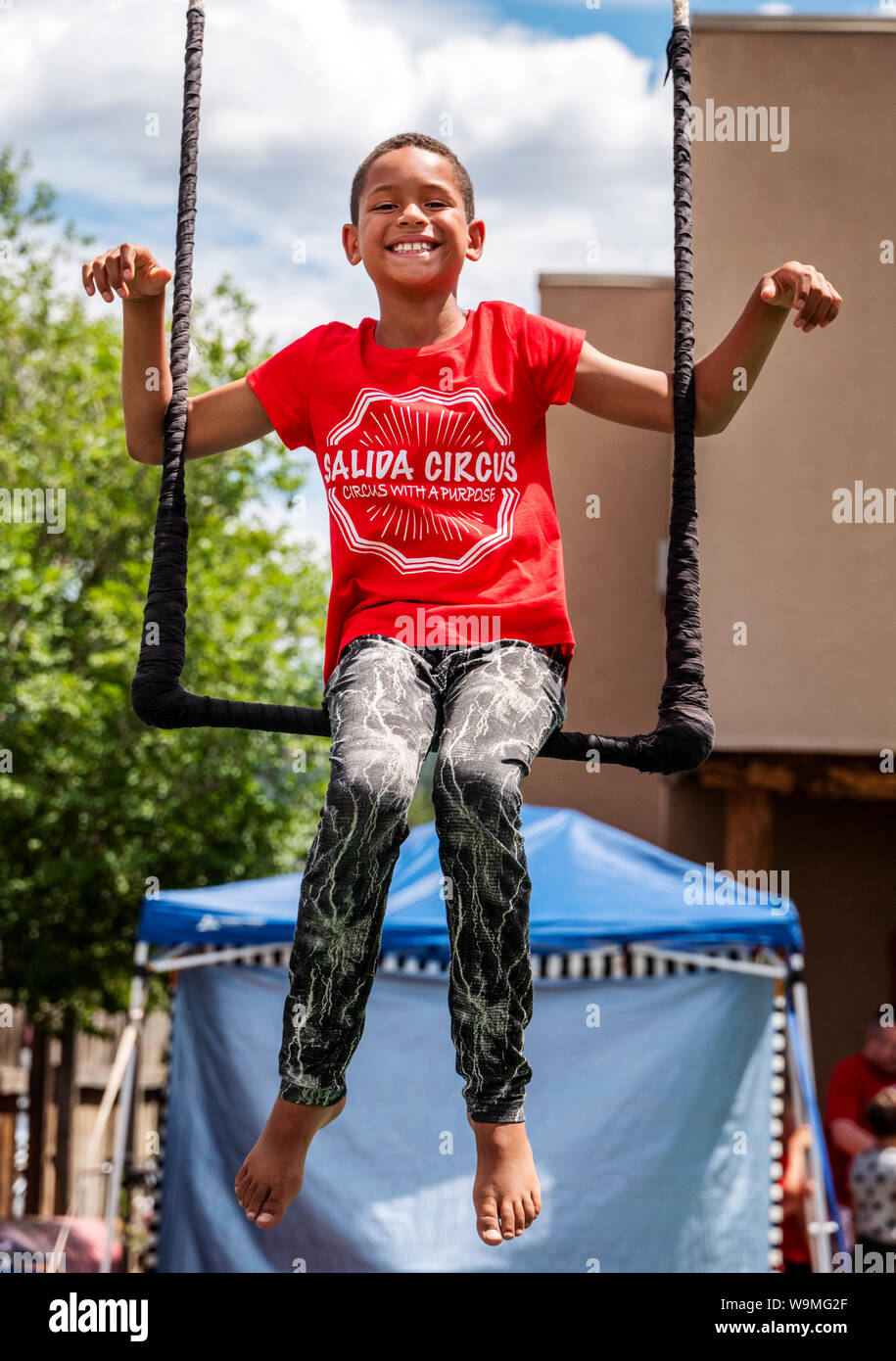 Junge afrikanische American Boy auf Trapez; Salida Circus Sommer Camp finale; Salida, Colorado, USA Stockfoto