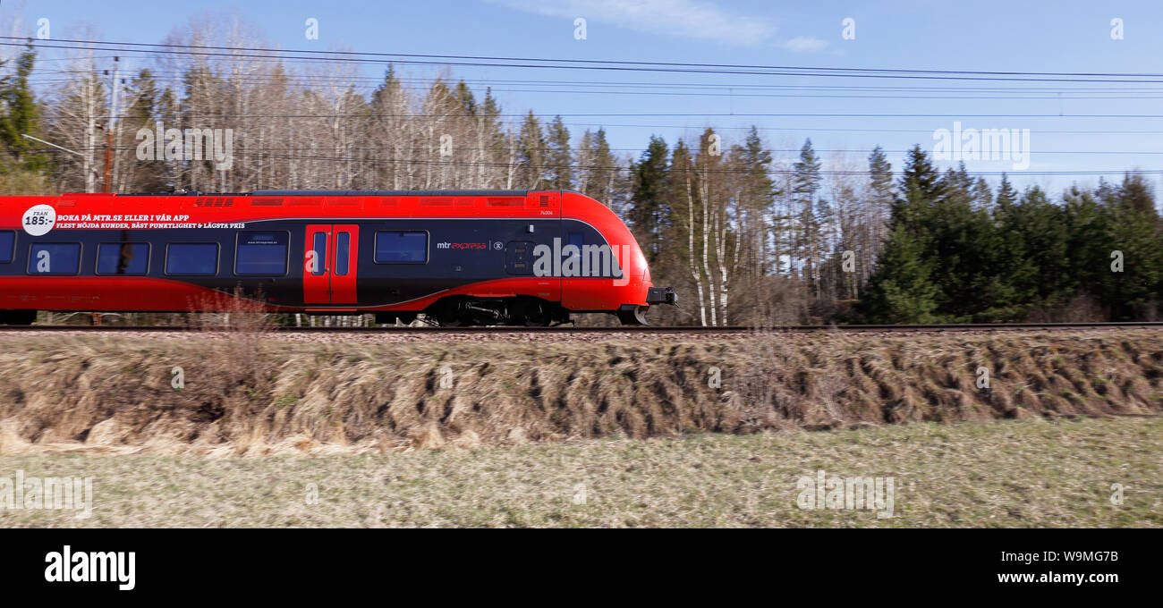 Molnbo, Schweden - 3. Mai 2017: Seitenansicht eines roten MTR Express Klasse X 74. Stockfoto