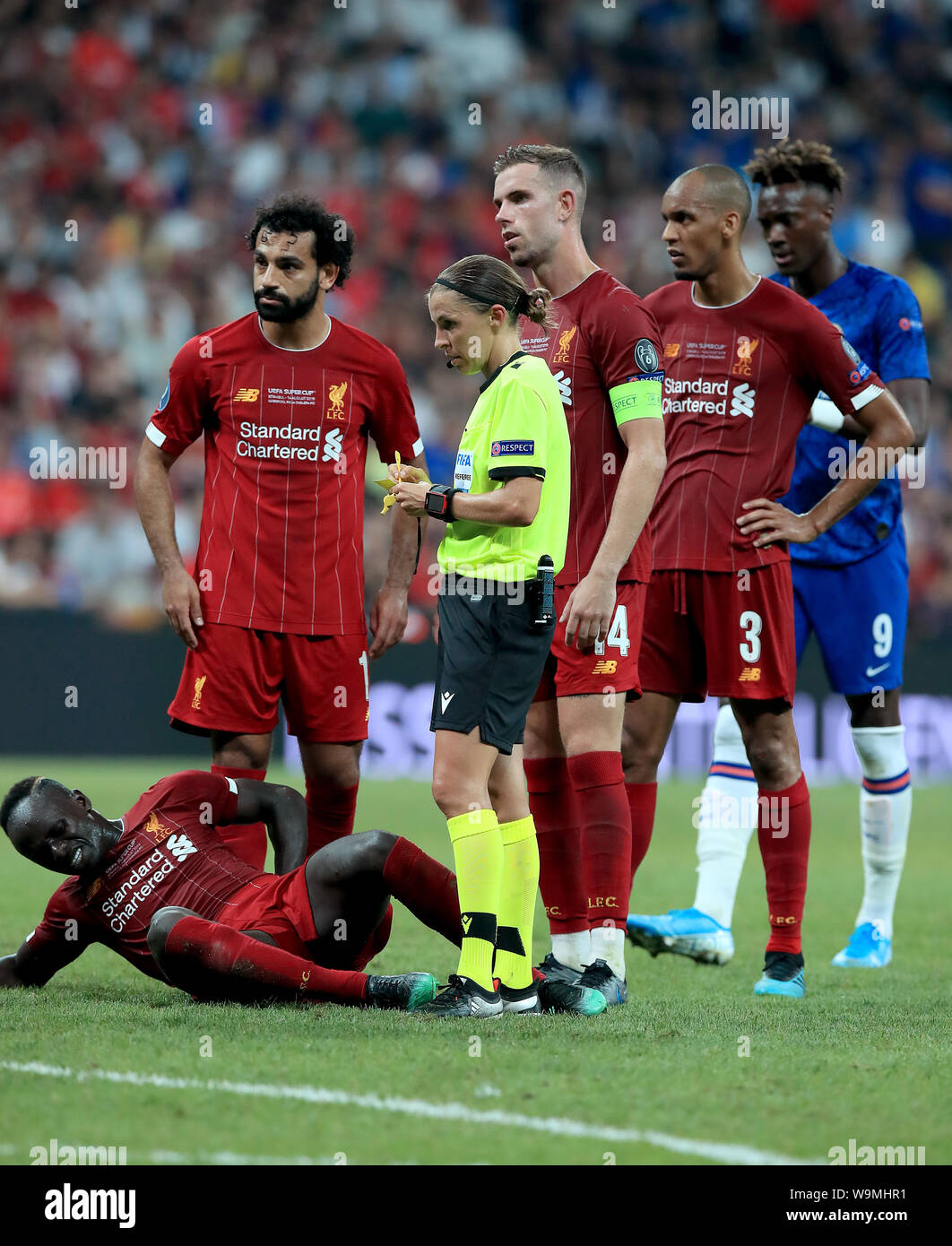 Gleichreferent Stephanie Frappart nach der Buchung Chelsea's Cesar Azpilicueta (nicht im Bild) während der UEFA Super Cup Finale bei Besiktas, Istanbul. Stockfoto