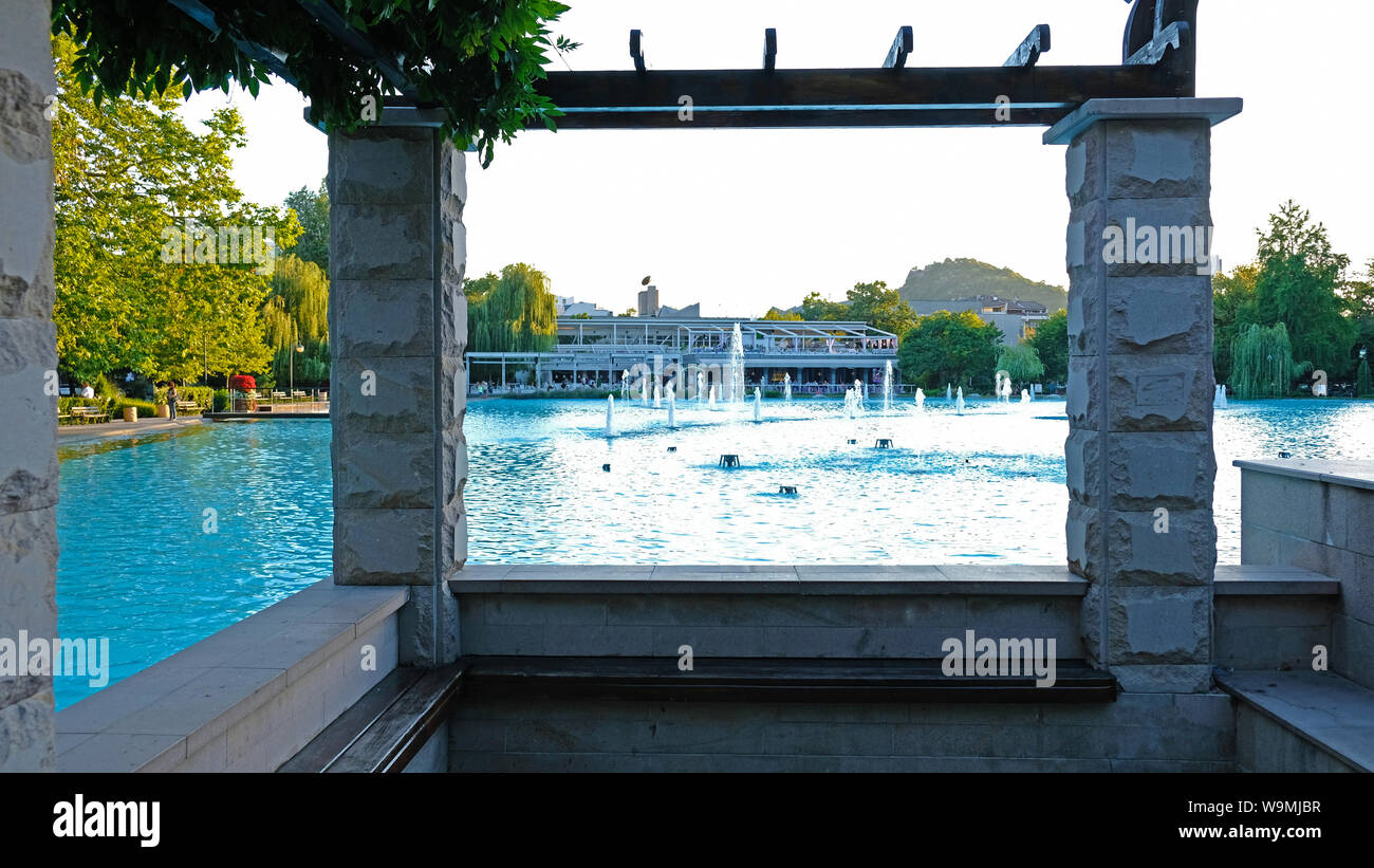 Blick von einem schönen Bogen mit Blick auf die Springbrunnen Stockfoto