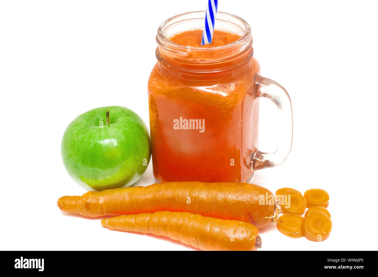 Ein erfrischender Smoothie von Orange und Apfel Karotten für eine Entgiftung gesunde Ernährung gemacht Stockfoto