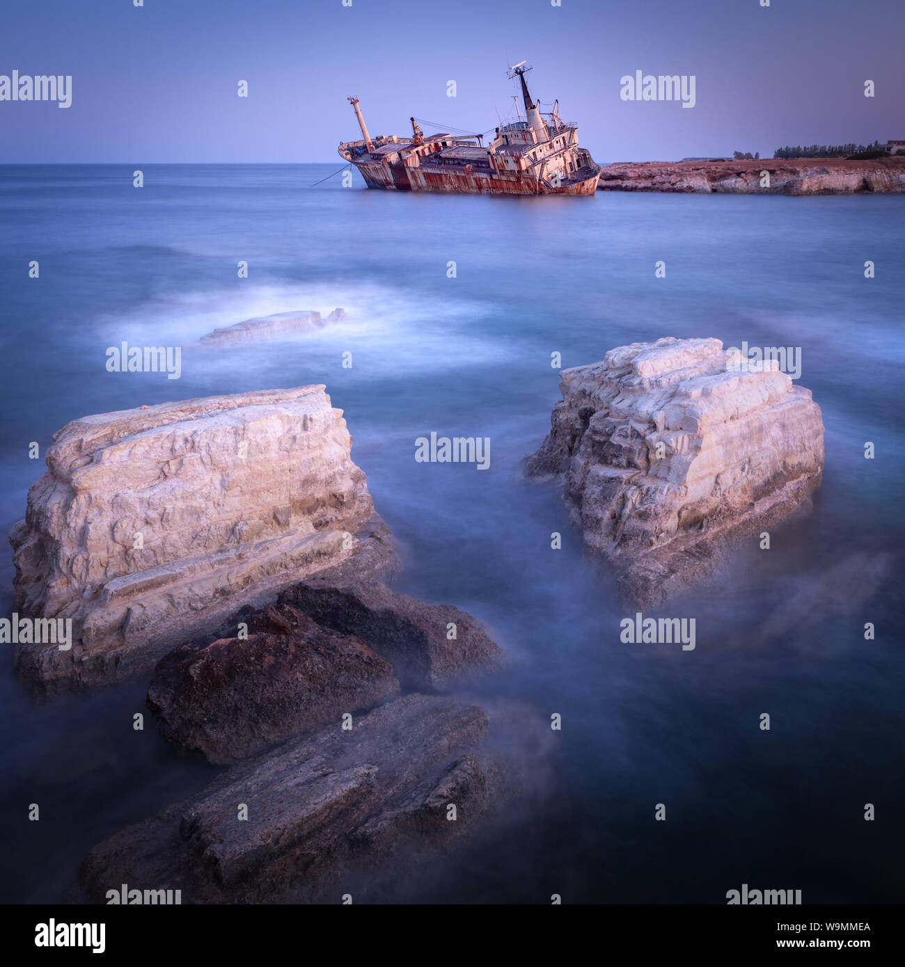 Rostige Schiff Edro III in der Nähe von Ayia Thekla, Paphos, Zypern bei Sonnenaufgang verlassen Stockfoto