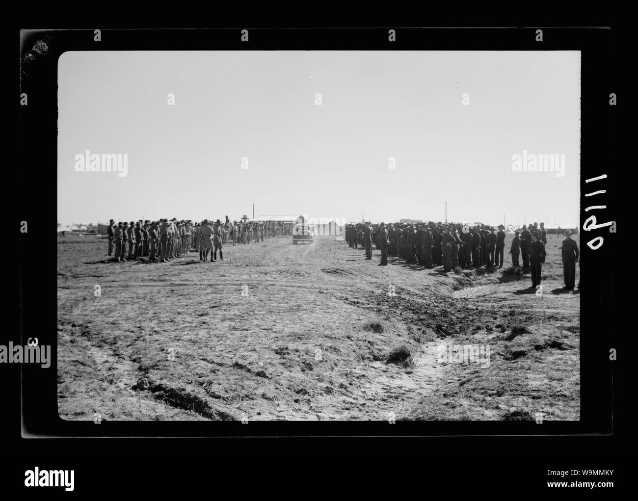 Ankunft in Palästina von Herrn Antony [d. h., Anthony] Eden. Herr Eden, die in offenen Wagen zwischen den Linien der Truppen Stockfoto