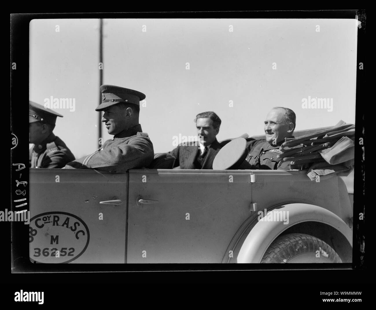 Ankunft in Palästina von Herrn Antony [d. h., Anthony] Eden. Herr Eden & Brig. Gen. Allan ausgehend fahren Sie in offenen Wagen, in der Nähe Stockfoto
