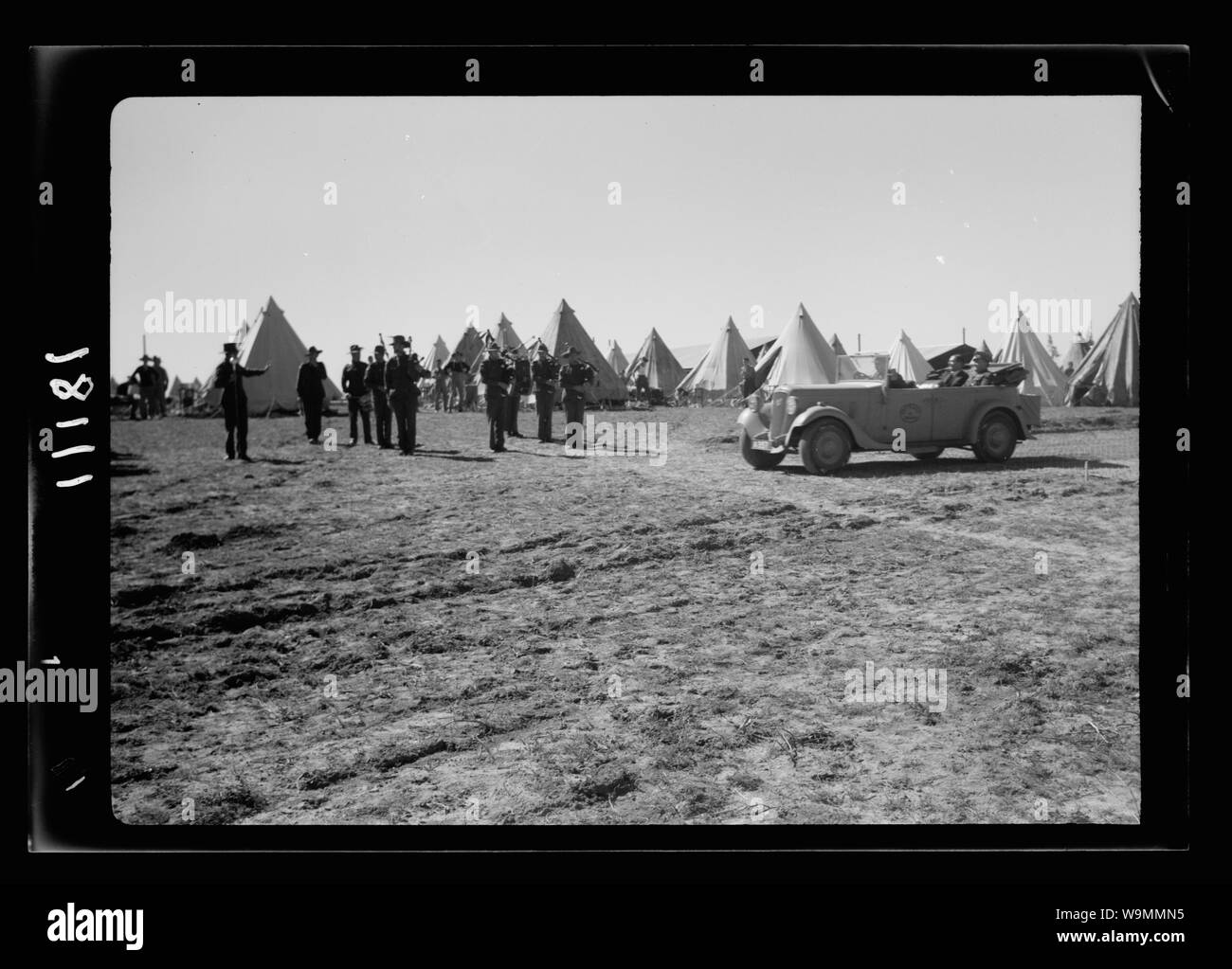 Ankunft in Palästina von Herrn Antony [d. h., Anthony] Eden. Herr Eden & Brig. Gen. Allan ausgehend fahren Sie in offenen Wagen durch Camp & aufgereiht Truppen Stockfoto
