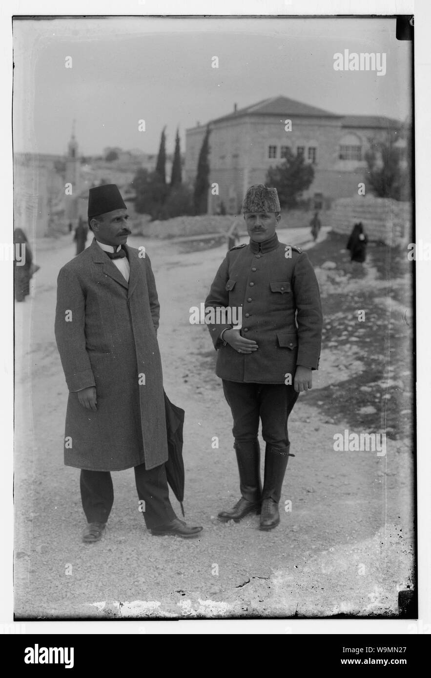 Ankunft der Türkischen Ebene. Bürgermeister von Jerusalem & türkische Offizier. Hussein Selim el-Hussein[i], American Colony im Hintergrund Stockfoto