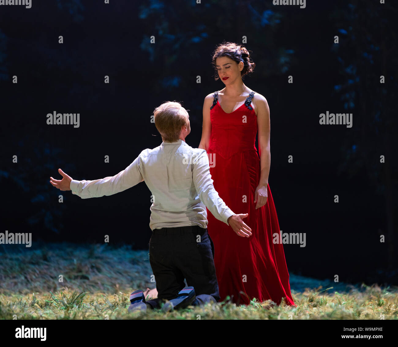 Edinburgh, Schottland, Großbritannien. 14 Aug, 2019. Vorschau Leistung von Tschaikowskys Oper Eugen Onegin von der Komischen Oper Berlin im Rahmen des Festivals Theater als Teil des Edinburgh International Festival. Komische Oper Berlin zurück zum Internationalen Festival für Tschaikowsky beliebtesten Oper, basierend auf klassischen Vers von Alexander Puschkin Roman. Tschaikowskys herzzerreißenden Liebesgeschichte Poesie des Autors Lyrische Szenen verwendet, die den Kontrast der strengen Landleben mit den Exzessen und Opulenz des kaiserlichen Hofes zu erstellen. Credit: Iain Masterton/Alamy leben Nachrichten Stockfoto