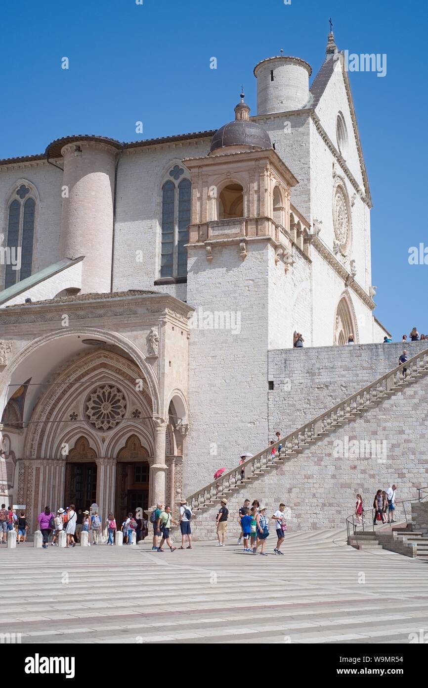 Assisi, Italien - 12 August, 2019: die Basilika San Francesco, besucht von Pilgern und Touristen aus aller Welt, bewahrt die Überreste der ORKB Stockfoto