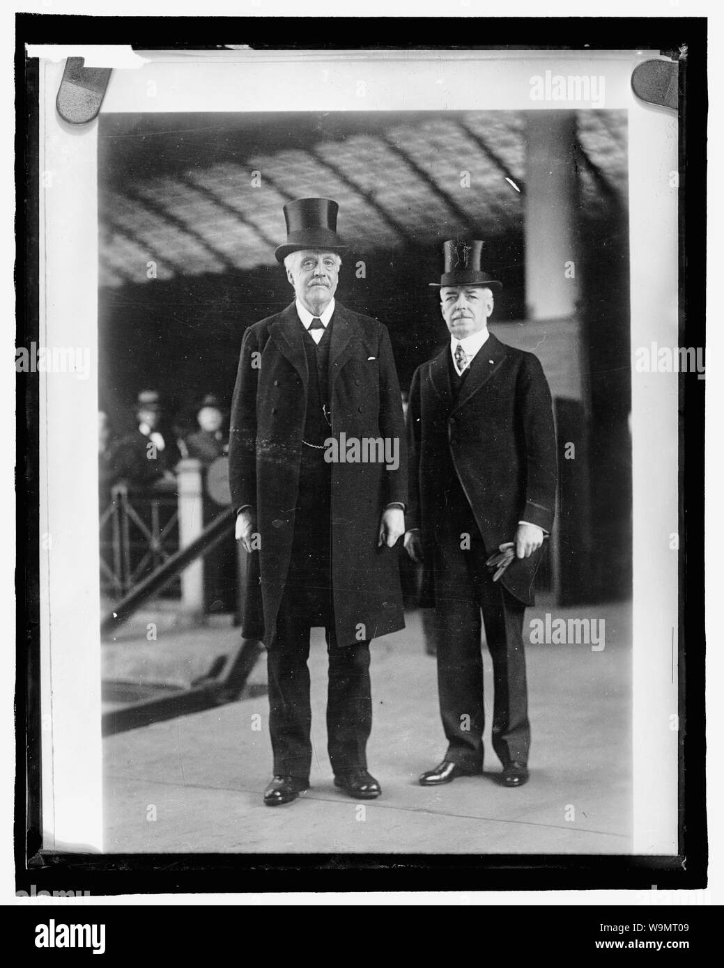 Arthur James Balfour, Links, mit unbekannten, während Balfour's Besuch in Washington, D.C. im Jahr 1917 Stockfoto