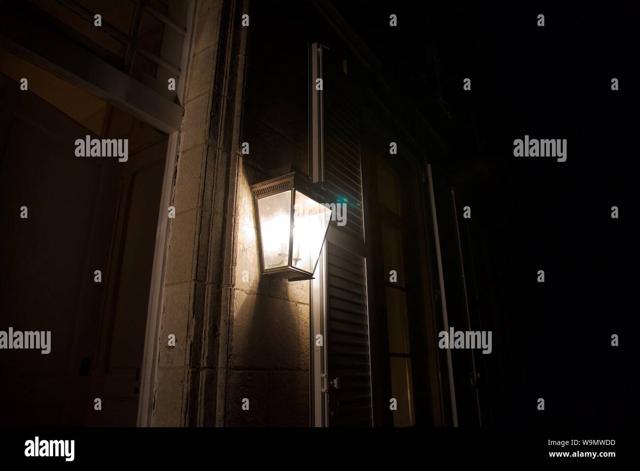 Exterieur Licht: Ein paar beleuchtete Wand montiert Außenleuchten auf beiden Seiten der Eingangstür eines französischen Maison d 'Maître, oder Manor House Stockfoto