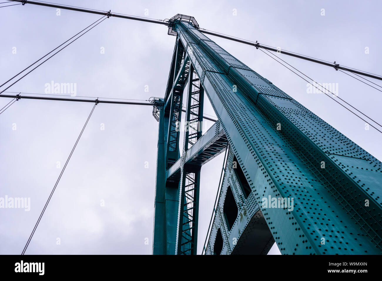 VANCOUVER, BC, Kanada - 30. Oktober 2018: Die Lions Gate Bridge ist eine Hängebrücke aus Stahl mit 111 Meter hohen Türmen. Stockfoto